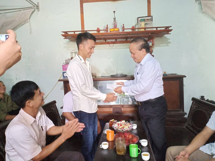 Ông Lưu Vũ Lâm (bên phải) trao quà cá nhân cho cựu học sinh Nguyễn Phú Dung. Ảnh của Thanh Minh. Ông Lưu Vũ Lâm (bên phải) trao quà cá nhân cho cựu học sinh Nguyễn Phú Dung. Ảnh của Thanh Minh.