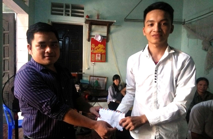 Ông Nguyễn Văn Thiện, đại diện cho một số nhà hảo tâm trao món quà động viên tinh thần cho em Nguyễn Phú Dung. Ảnh của Thanh Minh. Ông Nguyễn Văn Thiện, đại diện cho một số nhà hảo tâm trao món quà động viên tinh thần cho em Nguyễn Phú Dung. Ảnh của Thanh Minh.