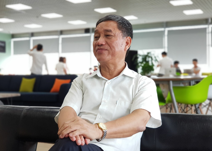 "Nếu việc bổ nhiệm cán bộ trái quy định là hành vi cố ý, có động cơ trục lợi thì hình thức xử lý người có trách nhiệm ở đây phải là cách chức và buộc thôi việc, chứ không thể “phê bình sâu sắc”, hay “cảnh cáo quan loa”, Tiến sĩ Lê Hồng Sơn nói. Ảnh của Hữu Chí/giaoduc.net.vn. "Nếu việc bổ nhiệm cán bộ trái quy định là hành vi cố ý, có động cơ trục lợi thì hình thức xử lý người có trách nhiệm ở đây phải là cách chức và buộc thôi việc, chứ không thể “phê bình sâu sắc”, hay “cảnh cáo quan loa”, Tiến sĩ Lê Hồng Sơn nói. Ảnh của Hữu Chí/giaoduc.net.vn.