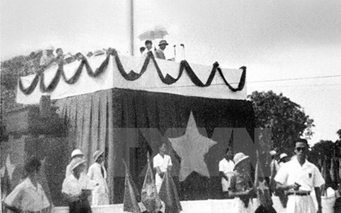 Chủ tịch Hồ Chí Minh thay mặt Chính phủ lâm thời đọc bản Tuyên ngôn Độc lập khai sinh nước Việt Nam Dân chủ Cộng hòa. (Ảnh tư liệu TTXVN). Chủ tịch Hồ Chí Minh thay mặt Chính phủ lâm thời đọc bản Tuyên ngôn Độc lập khai sinh nước Việt Nam Dân chủ Cộng hòa. (Ảnh tư liệu TTXVN).