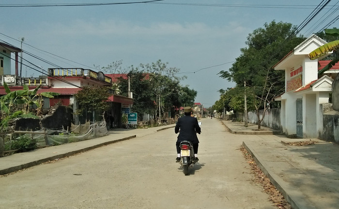 Sau khi hoàn thành sáp nhập thôn, xã Định Tiến đã phát huy tốt việc huy động nguồn lực trong nhân dân. Theo đó, chỉ trong một thời gian ngắn, xã đã huy động được gần 12 tỷ đồng từ nhân dân để hoàn thiện công trình xây dựng trường Mầm non, hệ thống cơ sở hạ tầng ở các thôn xóm... Ảnh: Quốc Toản.