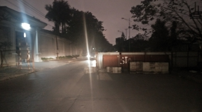 Trên đường Bạch Đằng xuất hiện Barie nắm chắn ngay giữa lòng đường gây ách tắc cho các phương tiện khi lưu thông. Ảnh: Phương Anh. Trên đường Bạch Đằng xuất hiện Barie nắm chắn ngay giữa lòng đường gây ách tắc cho các phương tiện khi lưu thông. Ảnh: Phương Anh.