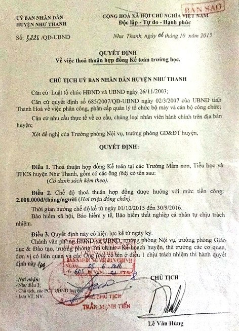 Sau ông Lê Minh Giao, ông Lê Văn Hùng, Chủ tịch huyện Như Thanh cũng ký hàng loạt quyết định lao động có dấu hiệu trái pháp luật, gây ảnh hưởng tới quyền lợi của người lao động. Ảnh do người lao động cung cấp. Sau ông Lê Minh Giao, ông Lê Văn Hùng, Chủ tịch huyện Như Thanh cũng ký hàng loạt quyết định lao động có dấu hiệu trái pháp luật, gây ảnh hưởng tới quyền lợi của người lao động. Ảnh do người lao động cung cấp.