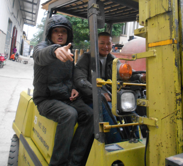 Nhân viên của Công ty Cảng Hà Nội chỉ tay đe dọa người dân. Ảnh do người dân cung cấp. Nhân viên của Công ty Cảng Hà Nội chỉ tay đe dọa người dân. Ảnh do người dân cung cấp.