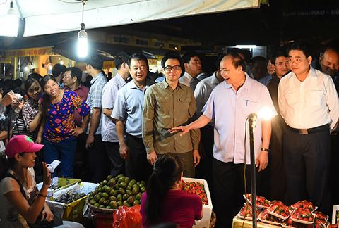 Thủ tướng Nguyễn Xuân Phúc thăm chợ đầu mối Long Biên, Hà Nội sáng 27/9/2016. Ảnh đăng trên Báo Điện tử Chính phủ. Thủ tướng Nguyễn Xuân Phúc thăm chợ đầu mối Long Biên, Hà Nội sáng 27/9/2016. Ảnh đăng trên Báo Điện tử Chính phủ.