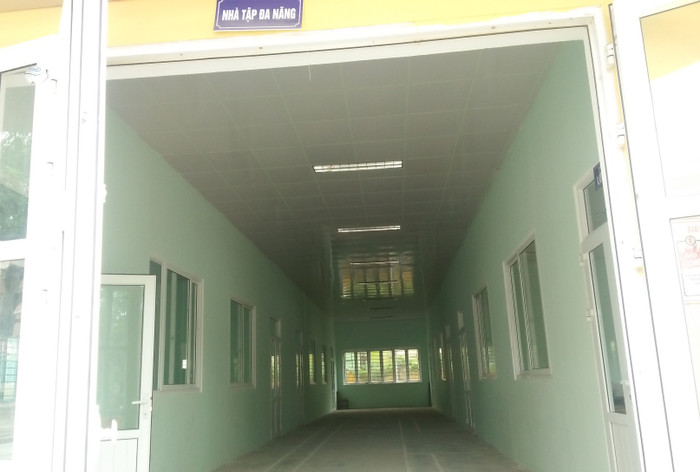 Nhà đa năng của trường tiểu học Đông Vệ biến thành phòng học do quá tải trường lớp. Ảnh của Xuân Quang/giaoduc.net.vn.