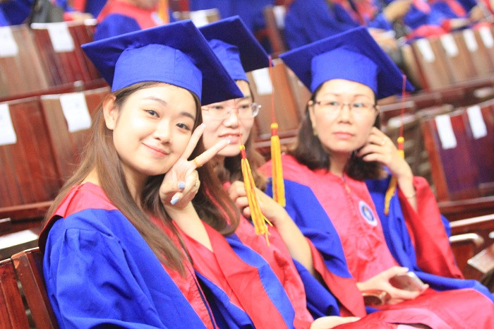 Một tân thạc sĩ "làm dáng" trước khi Lễ trao bằng tiến sĩ và thạc sĩ diễn ra. Ảnh của Xuân Quang. Một tân thạc sĩ "làm dáng" trước khi Lễ trao bằng tiến sĩ và thạc sĩ diễn ra. Ảnh của Xuân Quang.