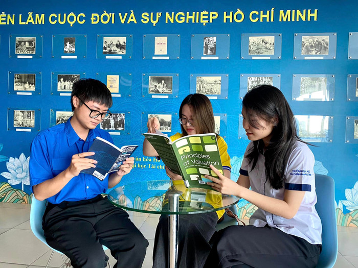 Sinh viên đọc sách tiếng Anh về chuyên ngành Thẩm định giá và Kinh doanh bất động sản tại Không gian văn hoá Hồ Chí Minh, Trường Đại học Tài chính - Marketing. (Ảnh: NTCC) Thẩm định giá 1.jpg