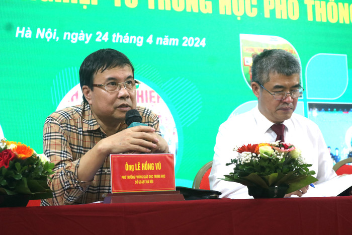 Ông Lê Hồng Vũ giải đáp thắc mắc của học sinh trong phần toạ đàm GDVN (4).JPG