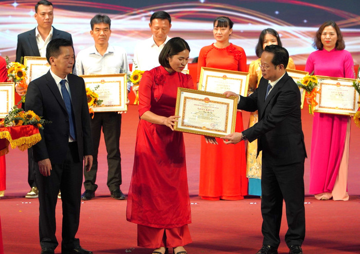 Nhà giáo Tăng Thị Hà – Giáo viên Giáo dục Quốc phòng và An ninh – Trường Trung học phổ thông Bất Bạt đạt giải Nhất Hội thi Giáo viên dạy giỏi Thành phố môn Vật lý, Hóa học, Giáo dục thể chất, Giáo dục quốc phòng và an ninh cấp trung học phổ thông năm học 2023-2024. GDVN GĐ 2.jpg