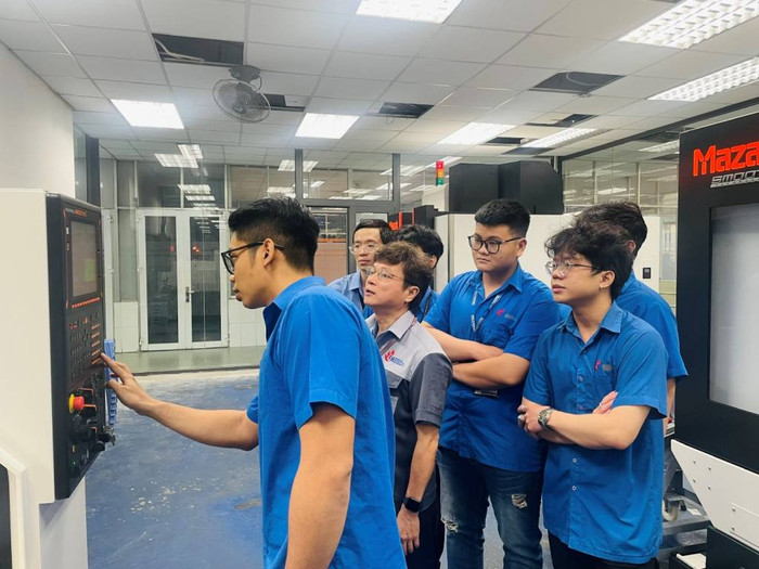 Sinh viên Trường Đại học Công nghiệp Thành phố Hồ Chí Minh trong giờ thực hành. (Nguồn ảnh minh họa: Website Trường Đại học Công nghiệp Thành phố Hồ Chí Minh) Sinh viên Trường Đại học Công nghiệp Thành phố Hồ Chí Minh 1.jpg