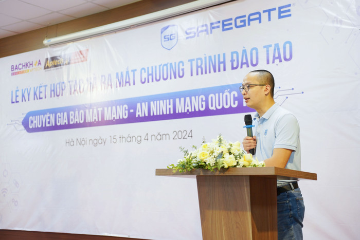 Ông Ngô Tuấn Anh - Chủ tịch kiêm Tổng Giám đốc điều hành Công ty Cổ phần An ninh mạng thông minh SCS (SafeGate) phát biểu trong buổi lễ ký kết. Bachkhoa.jpg