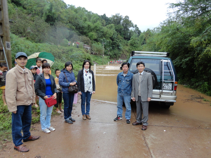 Phó Giáo sư, Tiến sĩ Vương Xuân Tình (ngoài cùng, bên phải) cùng đồng nghiệp trong chuyến điền dã Dân tộc học ở tỉnh Lạng Sơn (năm 2012). Ảnh: NVCC Tác giả (bên phải) cùng đồng nghiệp điền dã Dân tộc học ở Lạng Sơn trong một ngày mưa lũ, năm 2012..JPG