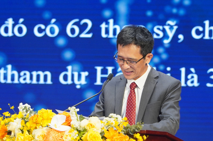 Ông Hà Xuân Nhâm – Trưởng phòng Giáo dục trung học (Sở Giáo dục và Đào tạo Hà Nội) phát biểu báo cáo tại hội nghị. GDVN GĐ 1.jpg