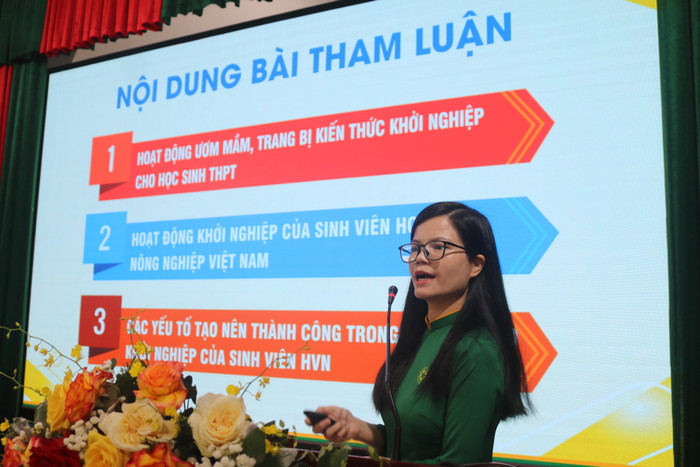 Thạc sĩ Đỗ Thị Kim Hương – Giám đốc Trung tâm Quan hệ Công chúng và Hỗ trợ sinh viên, Học viện Nông nghiệp Việt Nam chia sẻ tham luận. GDVN (5).JPG