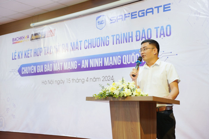 Thầy Kiều Đức Hạnh - Giám đốc Hệ thống Đào tạo Công nghệ thông tin Quốc tế Bachkhoa-Aptech phát biểu trong buổi lễ ký kết hợp tác. 7. Ông Kiều Đức Hạnh - Giám Đốc Bachkhoa-Aptech.jpg