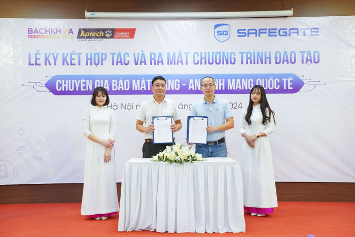 Giám đốc Hệ thống Đào tạo Công nghệ thông tin Quốc tế Bachkhoa-Aptech và Tổng Giám đốc Công ty Cổ phần An ninh mạng thông minh SCS (SafeGate) ký kết hợp tác. 4 (1).jpg
