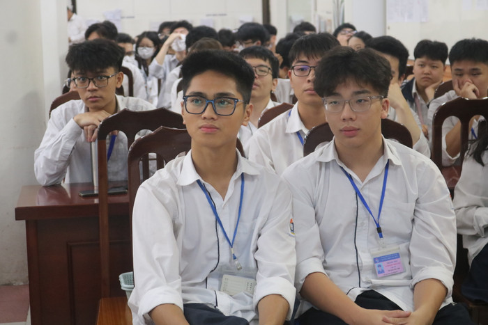 Sinh viên chăm chú lắng nghe chia sẻ của diễn giả tại hội thảo IMG_8574.JPG