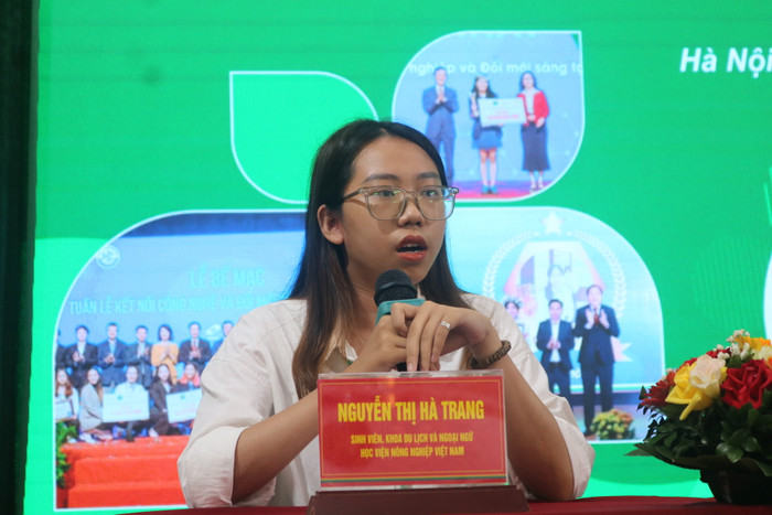 Sinh viên Nguyễn Thị Hà Trang chia sẻ bí quyết để sinh viên đạt học bổng GDVN (2).JPG
