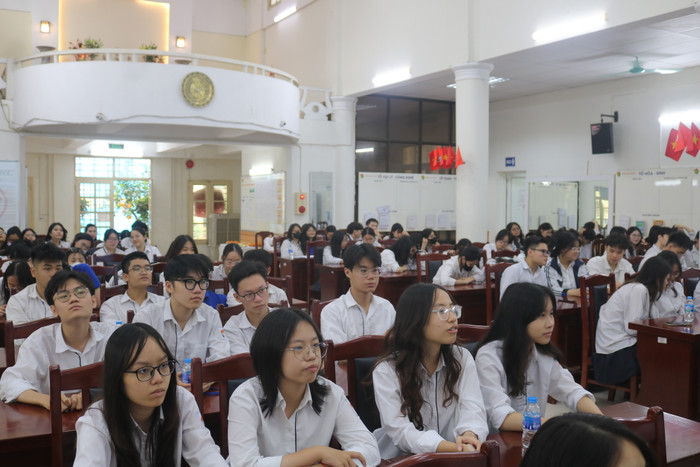 Học sinh Trường Trung học phổ thông Việt Đức tham dự hội thảo GDVN (1).JPG