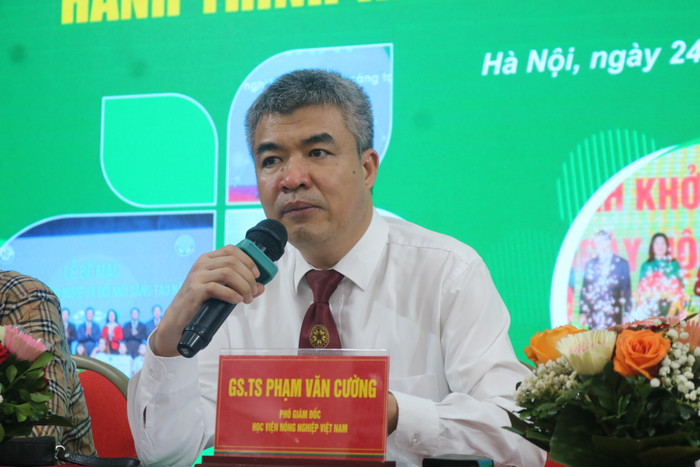 Giáo sư, Tiến sĩ Phạm Văn Cường trả lời câu hỏi của học sinh GDVN (1).JPG