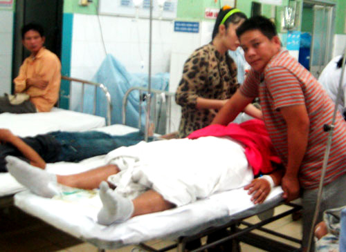 2 sĩ quan Vinh và Phú vẫn còn đang được điều trị tích cực tại bệnh viện 2 sĩ quan Vinh và Phú vẫn còn đang được điều trị tích cực tại bệnh viện