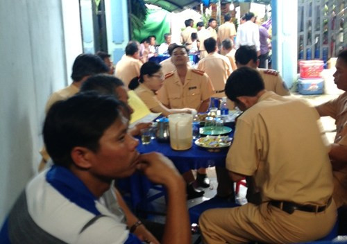 Bức ảnh hiếm hoi trong lễ tang thiếu tá Trần Ngọc Sơn Bức ảnh hiếm hoi trong lễ tang thiếu tá Trần Ngọc Sơn