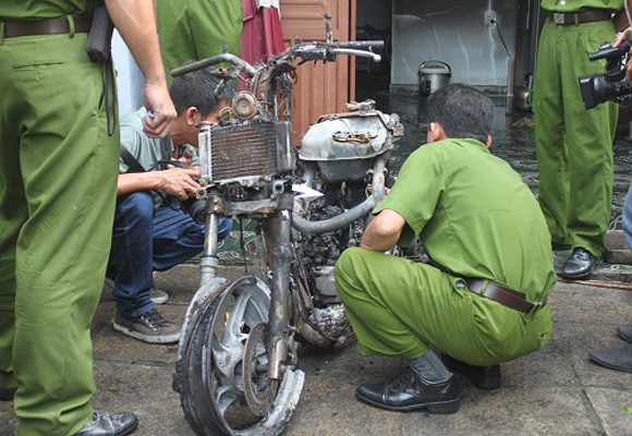 Chiếc xe SH của chủ nhà bị thiêu rụi. Nhận định ban đầu thì đây là nguyên nhân bắt nguồn của vụ hỏa hoạn Chiếc xe SH của chủ nhà bị thiêu rụi. Nhận định ban đầu thì đây là nguyên nhân bắt nguồn của vụ hỏa hoạn