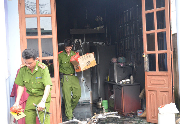 Toàn bộ vật dụng đắt giá trong nhà đều bị ngọn lửa gây hư hỏng nặng. Toàn bộ vật dụng đắt giá trong nhà đều bị ngọn lửa gây hư hỏng nặng.