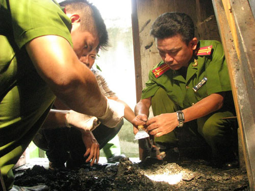 Lực lượng chức năng khám nghiệm hiện trường. Lực lượng chức năng khám nghiệm hiện trường.