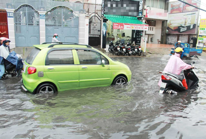 Nỗi khổ xe chết máy mỗi khi gặp đường ngập. Ảnh: TL Nỗi khổ xe chết máy mỗi khi gặp đường ngập. Ảnh: TL