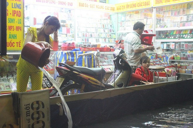 "Tát nước theo mưa". Ảnh: TL "Tát nước theo mưa". Ảnh: TL