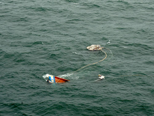 Phần mũi của tàu cá gặp nạn TG 92819 TS trôi lập lờ trên biển Phần mũi của tàu cá gặp nạn TG 92819 TS trôi lập lờ trên biển