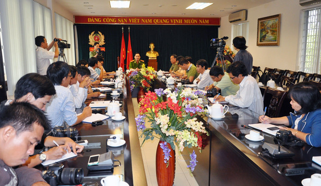 Trong cuộc họp báo vào sáng ngày 23/9/2013 nhằm thông tin nhanh về vụ nổ súng - lãnh đạo Công an tỉnh Đồng Nai không hề nhắc đến nhân vật ngoài ngành tên Tr. cũng bị dính đạn tại Trạm CSGT Suối Tre Trong cuộc họp báo vào sáng ngày 23/9/2013 nhằm thông tin nhanh về vụ nổ súng - lãnh đạo Công an tỉnh Đồng Nai không hề nhắc đến nhân vật ngoài ngành tên Tr. cũng bị dính đạn tại Trạm CSGT Suối Tre