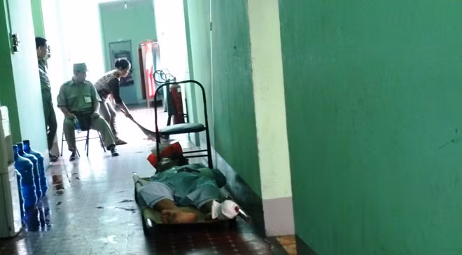 Tuấn "2 đen" được nhân viên y tế đưa đi lẫn tránh và cử bảo vệ canh gác an toàn cho y