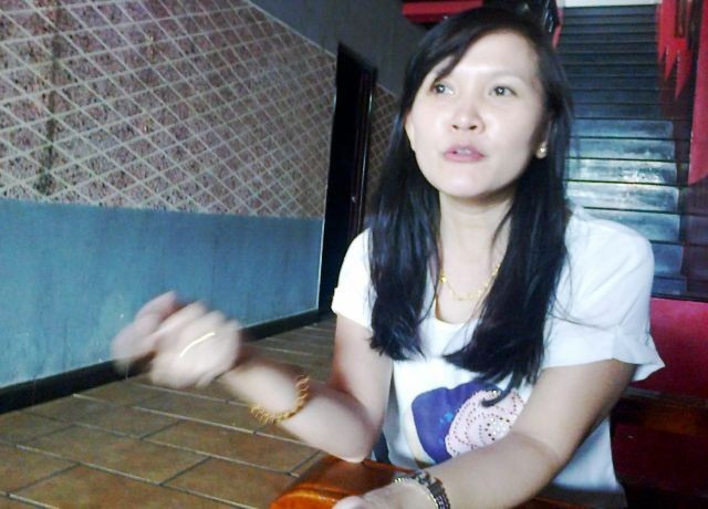 Chị chủ quán karaoke Hân Linh đang tường thuật sự việc trong buổi chiều định mệnh Chị chủ quán karaoke Hân Linh đang tường thuật sự việc trong buổi chiều định mệnh