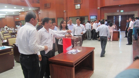 Các đại biểu HĐND khóa 8 bỏ phiếu bầu chọn Phó Chủ tịch UBND mới