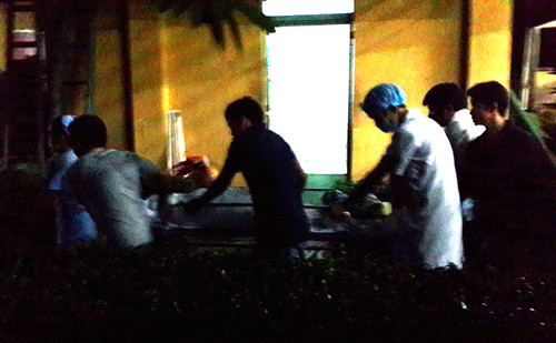 Xác thiếu tá Trần Văn Sơn nhanh chóng được chuyển đi khám nghiệm trong đêm Xác thiếu tá Trần Văn Sơn nhanh chóng được chuyển đi khám nghiệm trong đêm