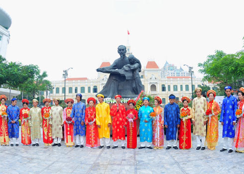 Được chụp ảnh dưới tượng đài Bác là niềm vinh dự lớn lao của thanh niên thành phố Được chụp ảnh dưới tượng đài Bác là niềm vinh dự lớn lao của thanh niên thành phố