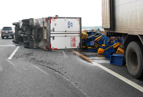 Chiếc xe gặp nạn cày một vết sâu xuống mặt đường trước khi nằm chắn ngang. Chiếc xe gặp nạn cày một vết sâu xuống mặt đường trước khi nằm chắn ngang.