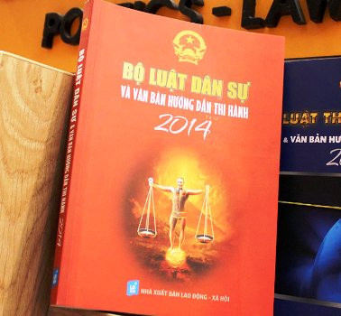 Hình ảnh diễn viên hài Công Lý được đăng trên trang bìa cuốn bộ luật dân sự Hình ảnh diễn viên hài Công Lý được đăng trên trang bìa cuốn bộ luật dân sự