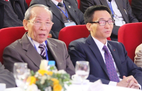 Nguyên Bộ trưởng Bộ GD&amp;ĐT Trần Hồng Quân (trái) và Phó thủ Tướng Vũ Đức Đam (phải) có mặt tại buổi thành lập Hiệp hội.