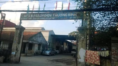 Trụ sở HTX công nghiệp sứ cách điện Thanh Trì biến thành gara sửa chữa ô tô Trụ sở HTX công nghiệp sứ cách điện Thanh Trì biến thành gara sửa chữa ô tô