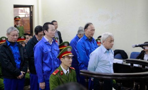 &quot;Bầu&quot; Kiên và đồng phạm đứng trước vành móng ngựa hôm 15/12 (ảnh Tuổi trẻ)