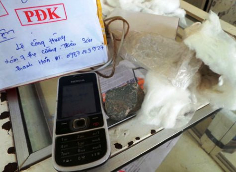Bưu phẩm chỉ có chiếc điện thoại Nokia "cùi" và 2 cục đá Bưu phẩm chỉ có chiếc điện thoại Nokia "cùi" và 2 cục đá