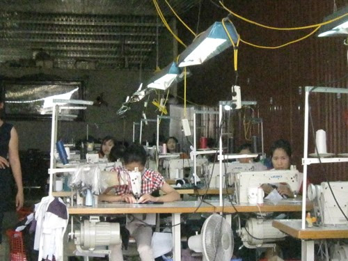 Một xưởng may ngang nhiên hoạt động trên đất nông nghiệp chưa chuyển đổi mục đích sử dụng tại xã Vạn Điểm. Một xưởng may ngang nhiên hoạt động trên đất nông nghiệp chưa chuyển đổi mục đích sử dụng tại xã Vạn Điểm.