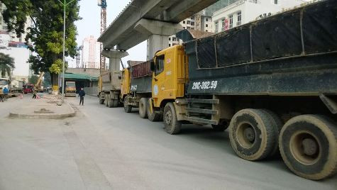 Các phương tiện vận tải có mặt tại hiện trường để trợ giúp khắc phục sự cố