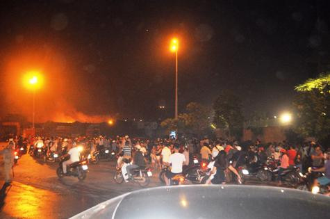 Hàng trăm người dân có mặt tại hiện trường để theo dõi vụ việc