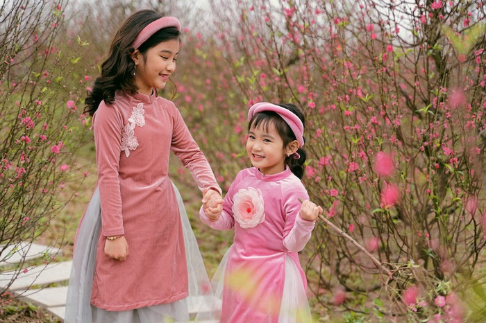 Lạc lối giữa “đảo hoa đào” 1.000 cây tại Vinhomes Ocean Park, hai cô bé xinh như những bông hoa đào chúm chím đón năm mới. Lạc lối giữa “đảo hoa đào” 1.000 cây tại Vinhomes Ocean Park, hai cô bé xinh như những bông hoa đào chúm chím đón năm mới.