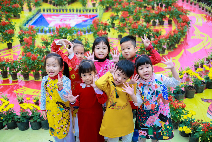 Các em học sinh khối tiền Tiểu học Trường Việt - Úc Hà Nội xúng xính áo dài tham dự Hội Xuân.